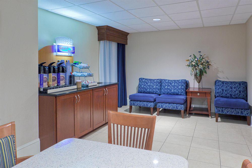 Holiday Inn Express Seaford-Route 13 Restaurant photo